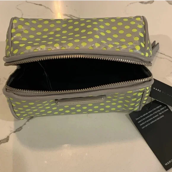 Marc by Marc Jacob’s cosmetic bag - Picture 4 of 5
